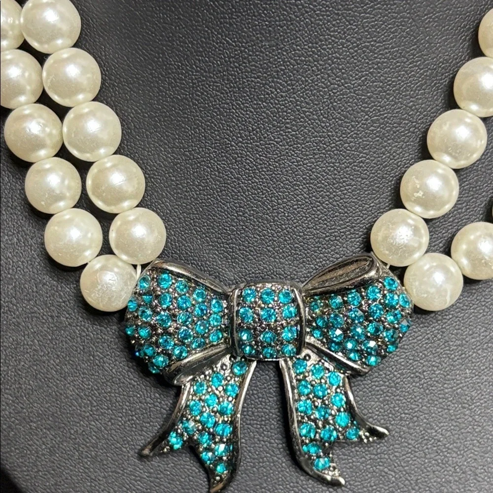 Express Faux Pearl Rhinestone Bow Pendant Pink Details Silver Choker Necklace